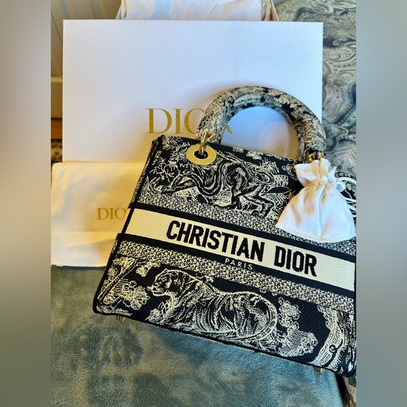 100% Authentic Dior: Medium Lady D-Lite Bag, Canvas Blue Toile de Jouy Embroider - Picture 5 of 15